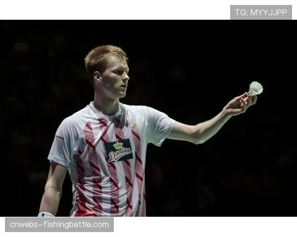 德国赛领奖台上，冠军安东森将金牌挂在了教练脖子上。